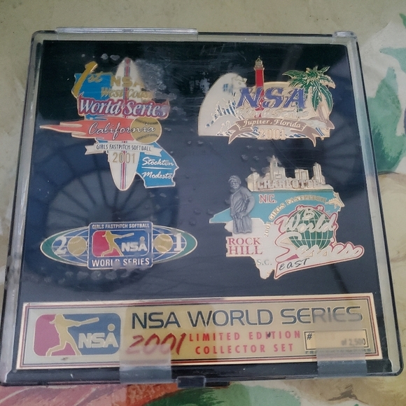 2001 World Series pin collectors set - Picture 9 of 14